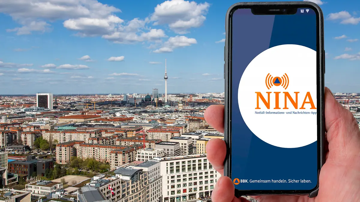 Symbolbild zur NINA Warnapp, des Bundesamt für Bevölkerungsschutz und Katastrophenhilfe, warnt den Benutzer vor verschiedenen Gefahren, Katastrophen, Unwettern, Berlin, Deutschland,