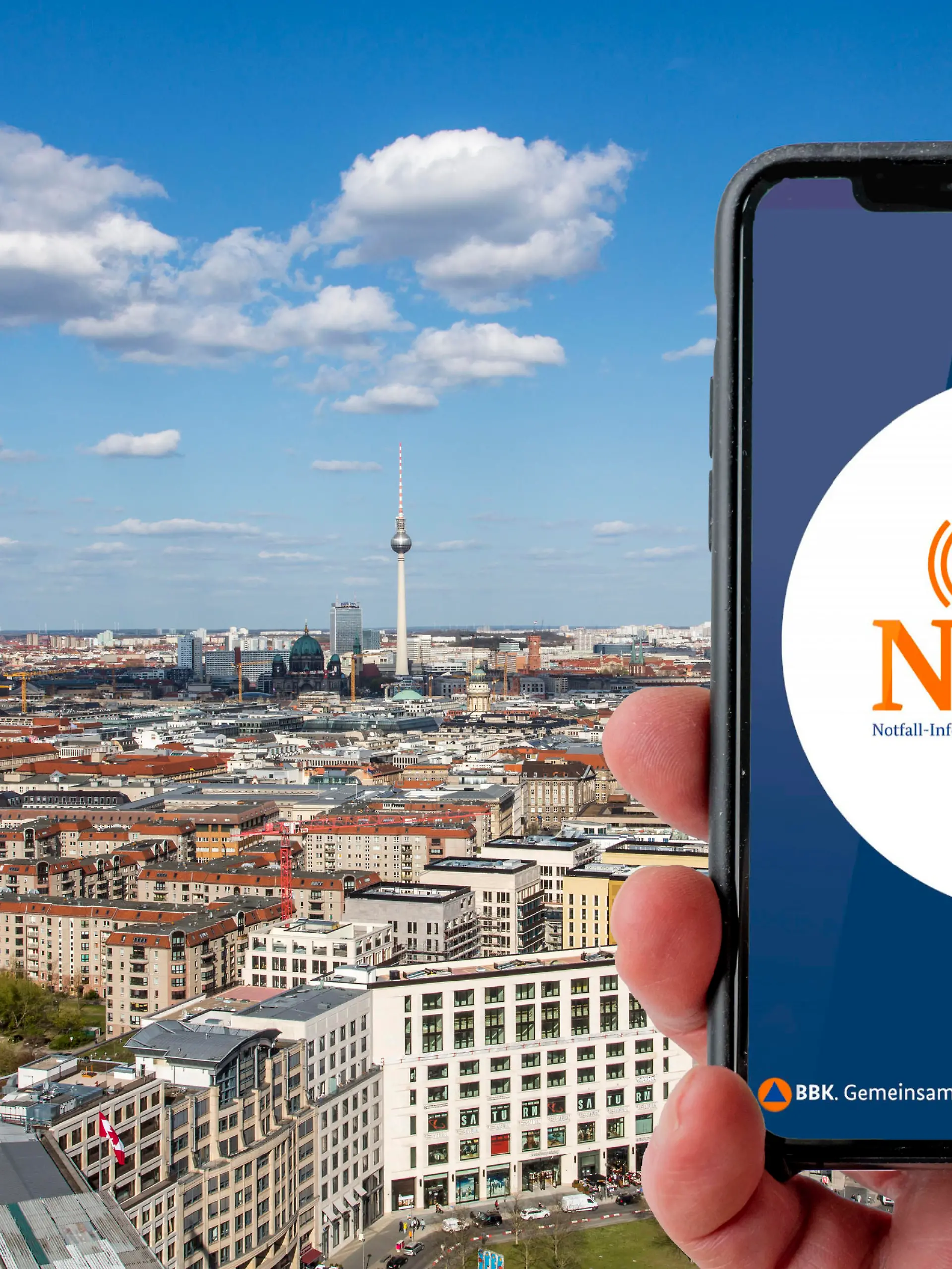 Symbolbild zur NINA Warnapp, des Bundesamt für Bevölkerungsschutz und Katastrophenhilfe, warnt den Benutzer vor verschiedenen Gefahren, Katastrophen, Unwettern, Berlin, Deutschland,