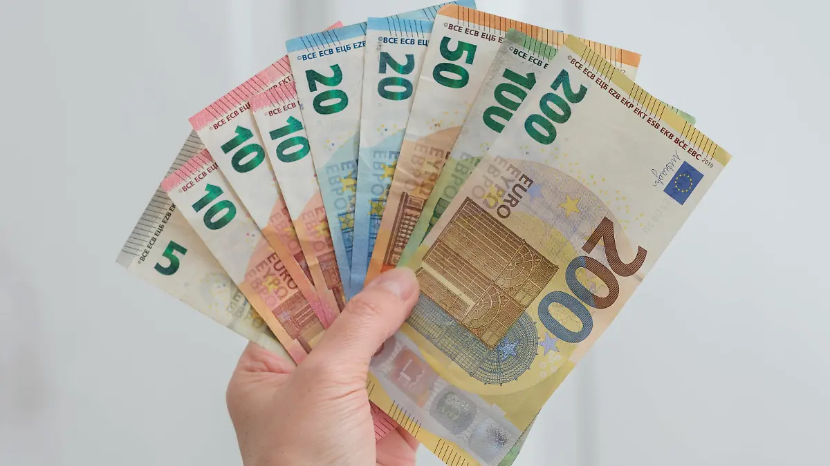Hand hält Euro-Scheine *** Hand holding euro notes Nordrhein-Westfalen Deutschland, Germany GMS11211