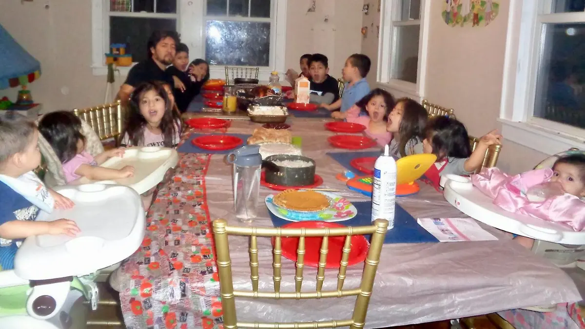 SONDERKONDITIONEN: Satzpreis!
FILE PHOTO - The Hernandez family when they had 13 kids, at the dinner table. See SWNS story SWNY15; A woman with 15 KIDS has revealed she is pregnant with her 16th child and won't rule out having even more children. Patty Hernandez, 38, and her husband Carlos, 37, live with their gigantic brood in a five-bedroom house in Charlotte, North Carolina, which includes a nursery with five cribs. The couple spend a whopping $500 a week on groceries and diapers and are shopping for a new vehicle as they have outgrown their 16-seater bus. Of the 15 kids, there are five boys and ten girls, and six of the children are sets of twins, which run in Carlos's family. All the children have names beginning with the letter 'C', in honour of their father, who works as a floor cleaner to support his large household. 
