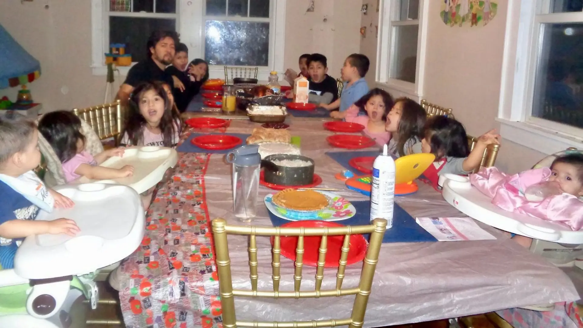 SONDERKONDITIONEN: Satzpreis!
FILE PHOTO - The Hernandez family when they had 13 kids, at the dinner table. See SWNS story SWNY15; A woman with 15 KIDS has revealed she is pregnant with her 16th child and won't rule out having even more children. Patty Hernandez, 38, and her husband Carlos, 37, live with their gigantic brood in a five-bedroom house in Charlotte, North Carolina, which includes a nursery with five cribs. The couple spend a whopping $500 a week on groceries and diapers and are shopping for a new vehicle as they have outgrown their 16-seater bus. Of the 15 kids, there are five boys and ten girls, and six of the children are sets of twins, which run in Carlos's family. All the children have names beginning with the letter 'C', in honour of their father, who works as a floor cleaner to support his large household.