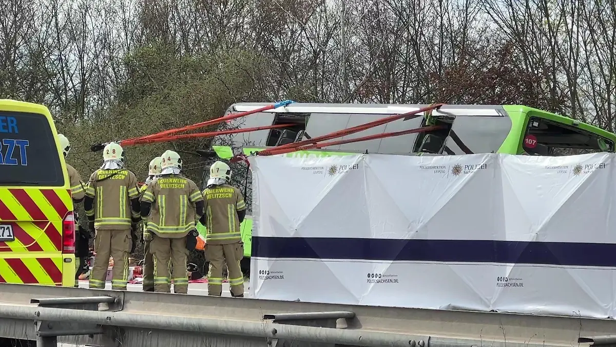 Mit Hilfe von Gurten wurde der Bus am Mittag aufgerichtet, um weitere Insassen bergen zu können