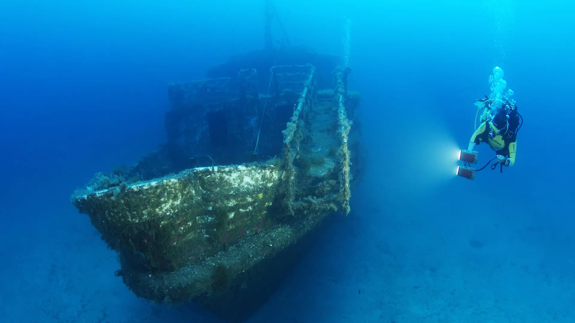 Schiffswrack MV Karwela, Wrack und Taucher, MV Karwela Wreck and Scuba diver, shipwreck, Gozo, Malta, Sued Europa, Mittelmeer, Mare Mediterraneum, SoUth Europe, Mediterranean Sea, MR Yes