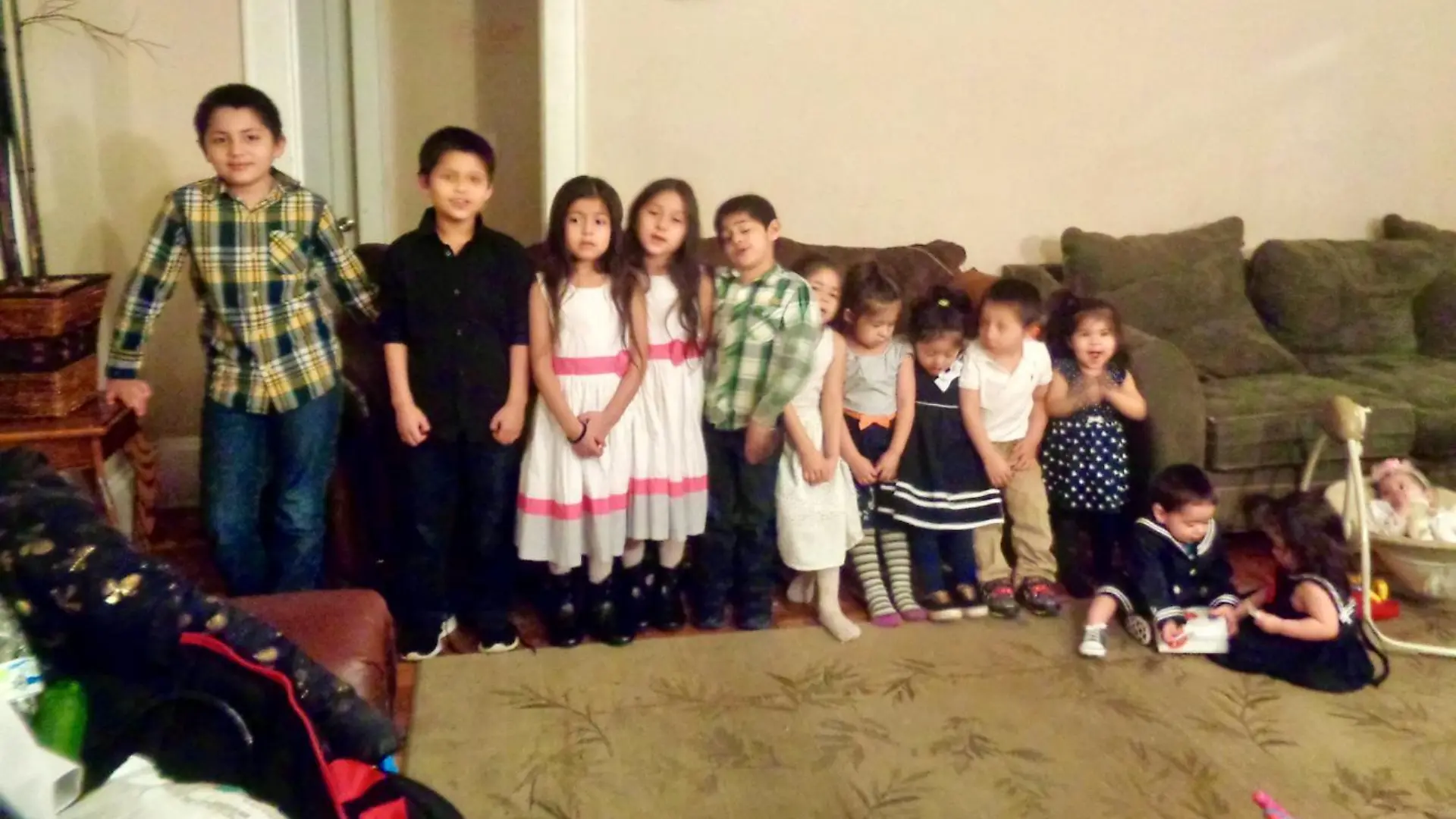 SONDERKONDITIONEN: Satzpreis!
FILE PHOTO - Collect of Carlos, 10, Christopher, 9, Carla, 8, Caitlyn, 8, Cristian, 7, Celeste, 6, Cristina, 5, 9. Calvin, 4, Catherine, 4, Carol, almost 3, Caleb 18 months, Caroline 18 months, Camilla 7 months. When the family had 13 kids. See SWNS story SWNY15; A woman with 15 KIDS has revealed she is pregnant with her 16th child and won't rule out having even more children. Patty Hernandez, 38, and her husband Carlos, 37, live with their gigantic brood in a five-bedroom house in Charlotte, North Carolina, which includes a nursery with five cribs. The couple spend a whopping $500 a week on groceries and diapers and are shopping for a new vehicle as they have outgrown their 16-seater bus. Of the 15 kids, there are five boys and ten girls, and six of the children are sets of twins, which run in Carlos's family. All the children have names beginning with the letter 'C', in honour of their father, who works as a floor cleaner to support his large household.