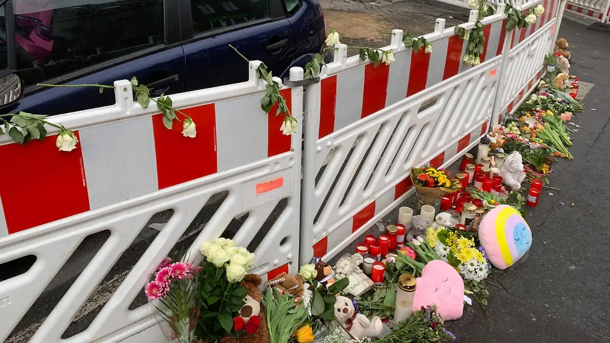 Große Trauer vor dem Haus in Solingen: Die jungen Eltern kommen mit ihrem dreijährigen Kind und einem fünf Monate alten Säugling nicht mehr raus.