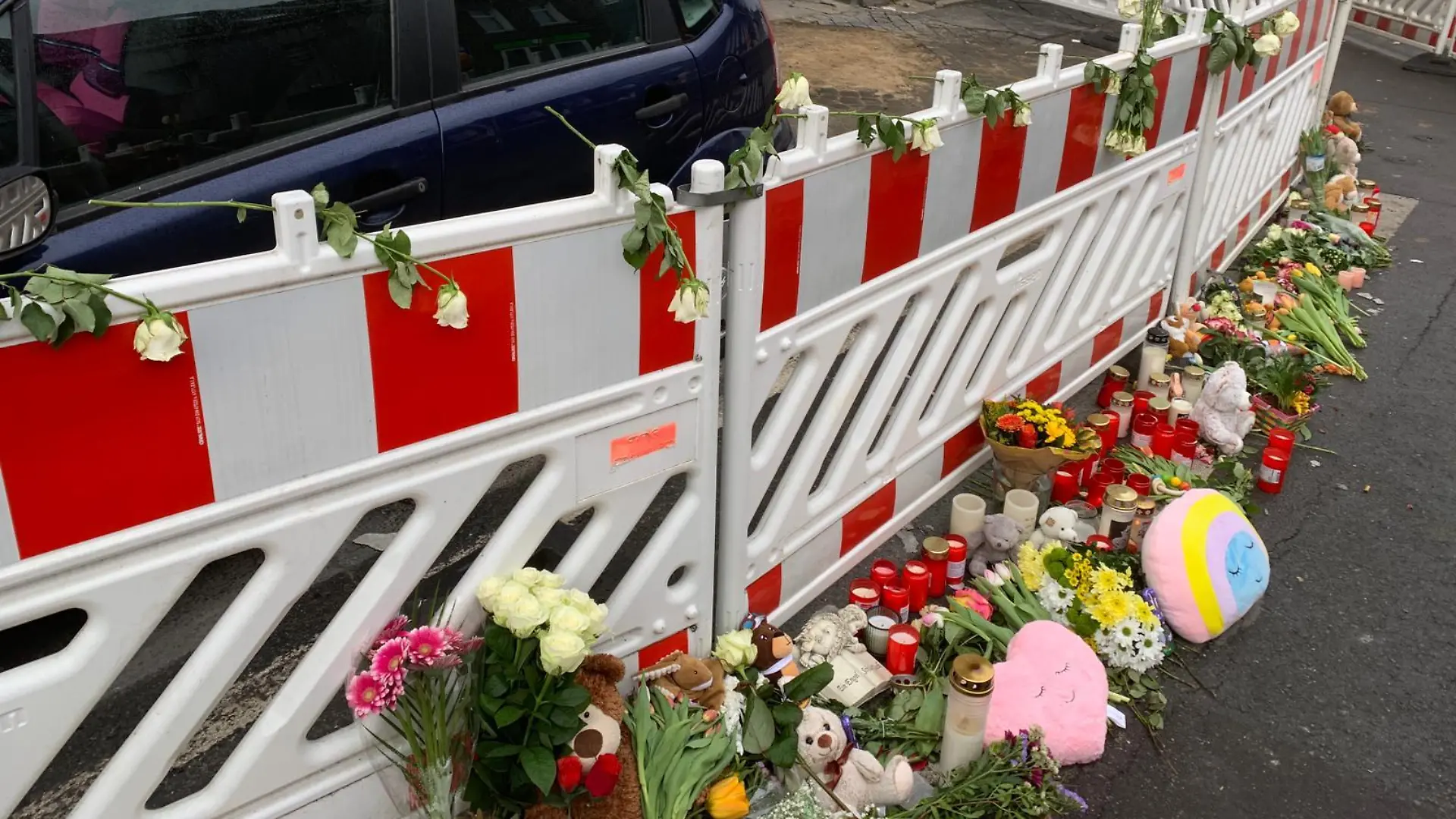 Große Trauer vor dem Haus in Solingen: Die jungen Eltern kommen mit ihrem dreijährigen Kind und einem fünf Monate alten Säugling nicht mehr raus.