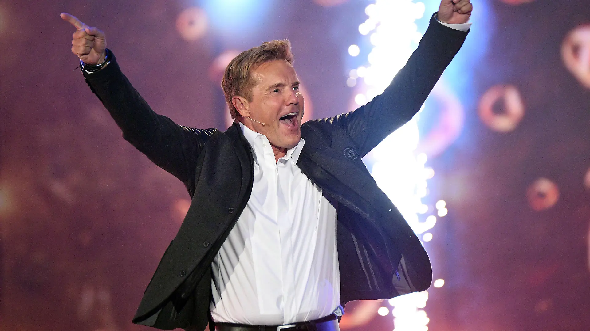 ARCHIV - 07.04.2017, Nordrhein-Westfalen, Köln: Dieter Bohlen, Juror der 14. Staffel der RTL-Castingshow "Deutschland sucht den Superstar", steht auf der Bühne. Foto: Henning Kaiser/dpa +++ dpa-Bildfunk +++