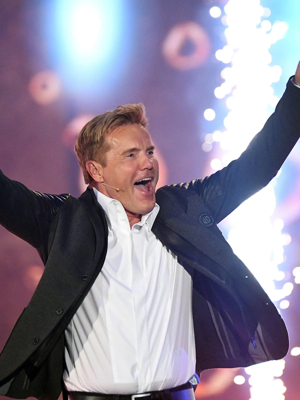 ARCHIV - 07.04.2017, Nordrhein-Westfalen, Köln: Dieter Bohlen, Juror der 14. Staffel der RTL-Castingshow "Deutschland sucht den Superstar", steht auf der Bühne. Foto: Henning Kaiser/dpa +++ dpa-Bildfunk +++