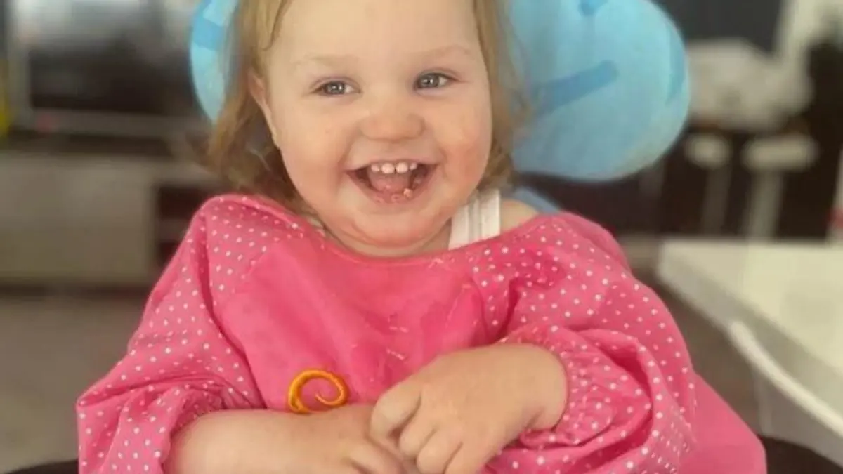 Grace-Louise (3) in ihrem Rollator