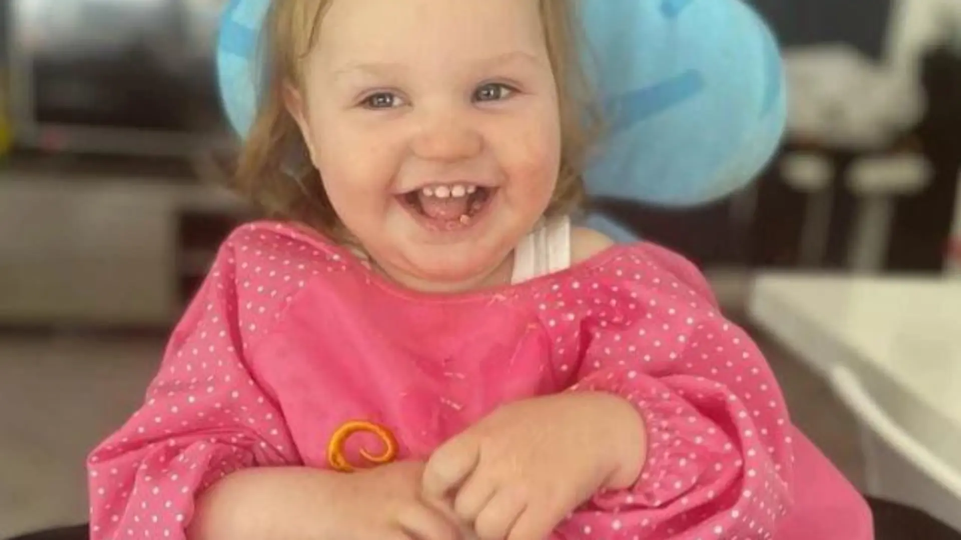 Grace-Louise (3) in ihrem Rollator
