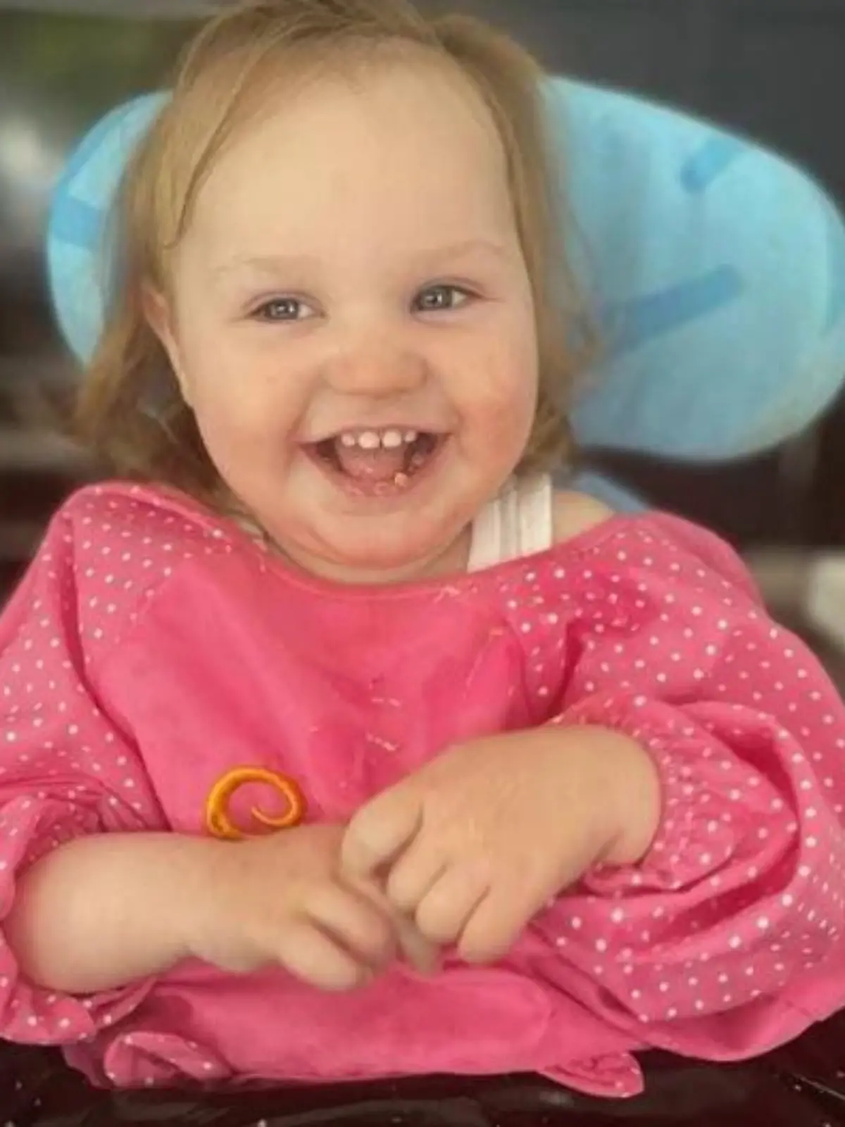 Grace-Louise (3) in ihrem Rollator