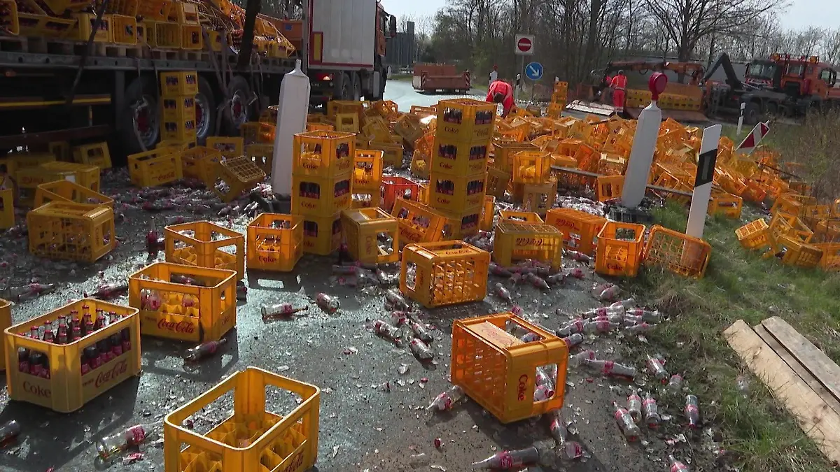 Hunderte Cola-Falschen liegen auf der A7-Ausfahrt.