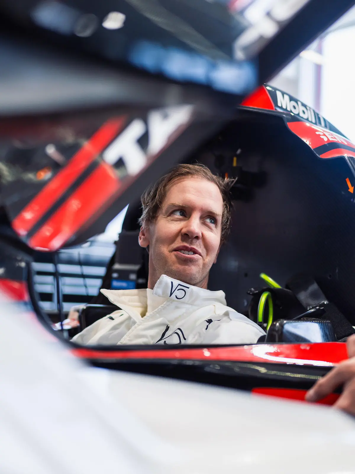 HANDOUT - 14.03.2024, Baden-Württemberg, Mannheim: Motorsport: Der ehemalige Formel-1-Weltmeister Sebastian Vettel bei der Vorbereitung auf einen Testeinsatz am Standort des Werksteams Porsche Penske Motorsport. Dort lernte Vettel erstmals den Porsche 963 kennen. Ab Montag testet Vettel das Fahrzeug auf einer regulären Rennstrecke in Spanien. (zu dpa: "Vettel wieder im Rennwagen: Tests für Porsche") Foto: Gruppe C Photography/Porsche AG/dpa - ACHTUNG: Nur zur redaktionellen Verwendung im Zusammenhang mit der aktuellen Berichterstattung und nur mit vollständiger Nennung des vorstehenden Credits +++ dpa-Bildfunk +++