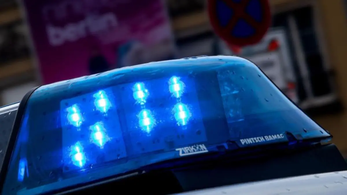Ein Blaulicht leuchtet auf einem Polizeiauto