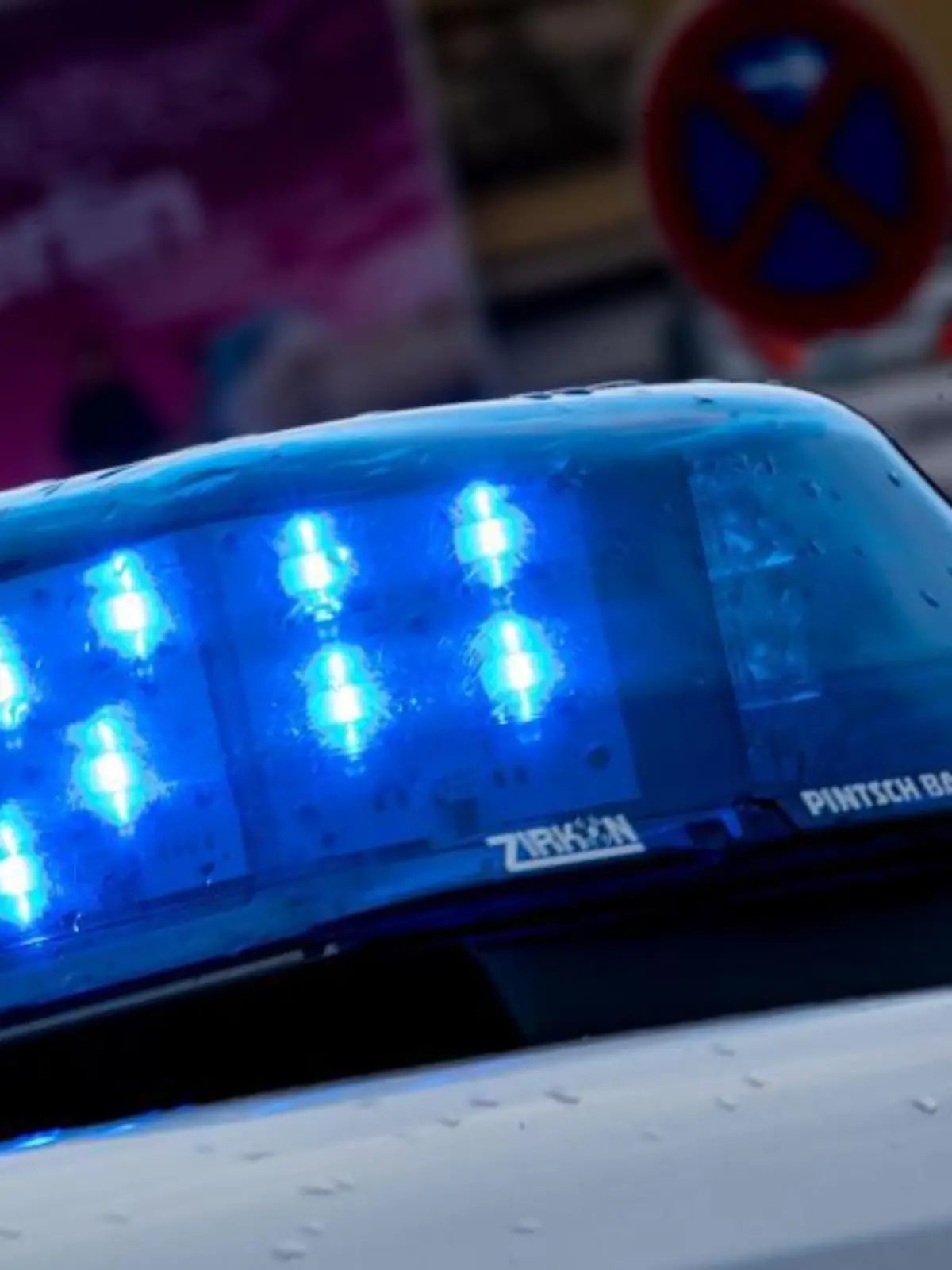 Ein Blaulicht leuchtet auf einem Polizeiauto