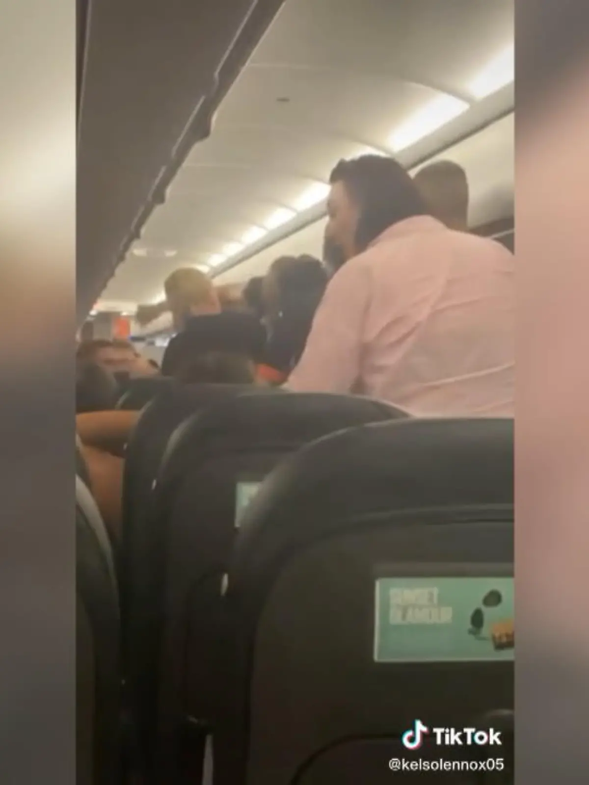 Schreie an Bord eines Easy-Jet-Flugs von Manchester nach Teneriffa. Doch nicht etwa weil der Flieger in Turbulenzen geraten ist. Vielmehr randaliert ein betrunkener Mann und kommt den anderen Passagieren ins Gehege. So sehr, dass die Fäuste fliegen.