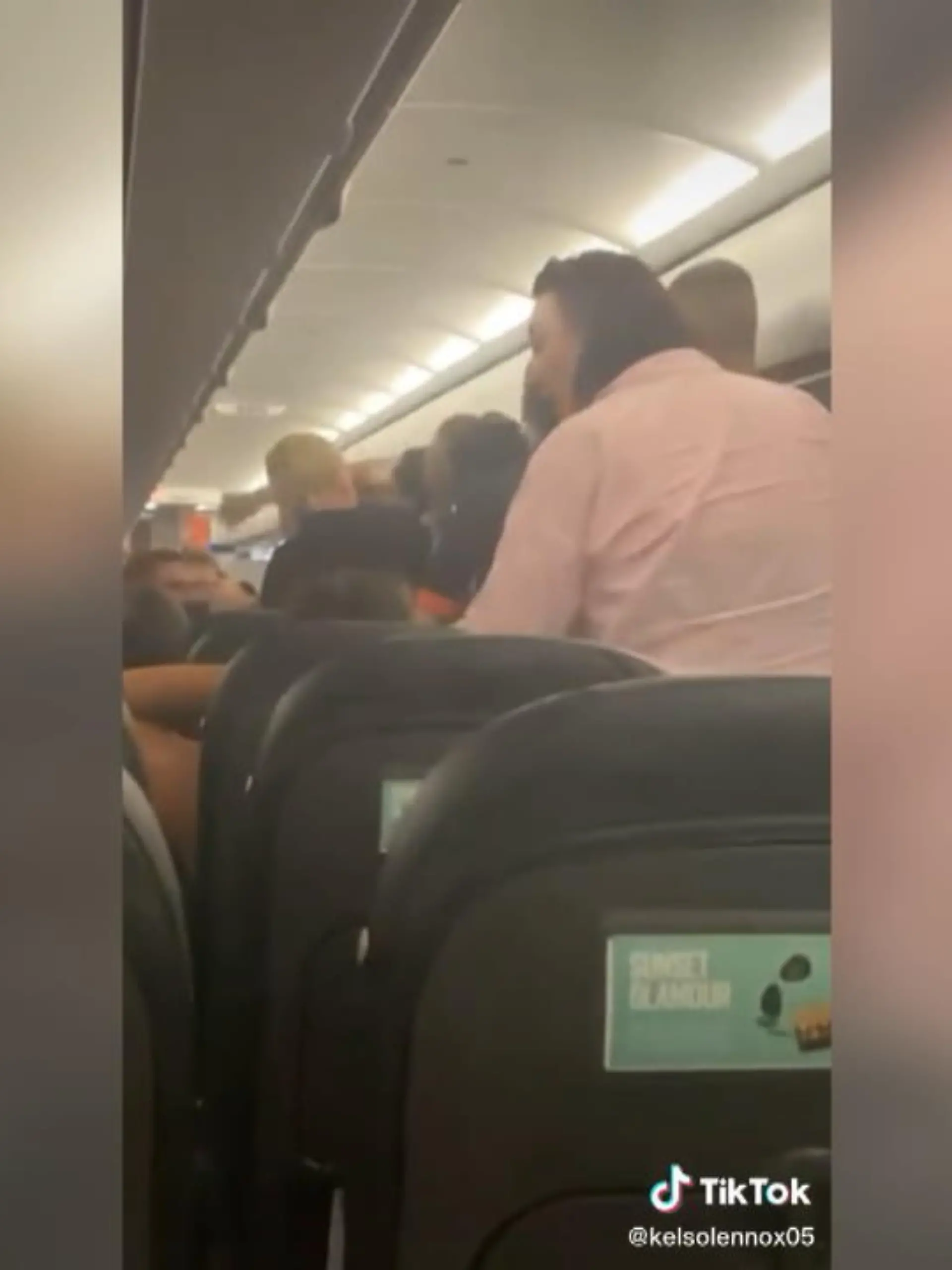 Schreie an Bord eines Easy-Jet-Flugs von Manchester nach Teneriffa. Doch nicht etwa weil der Flieger in Turbulenzen geraten ist. Vielmehr randaliert ein betrunkener Mann und kommt den anderen Passagieren ins Gehege. So sehr, dass die Fäuste fliegen.