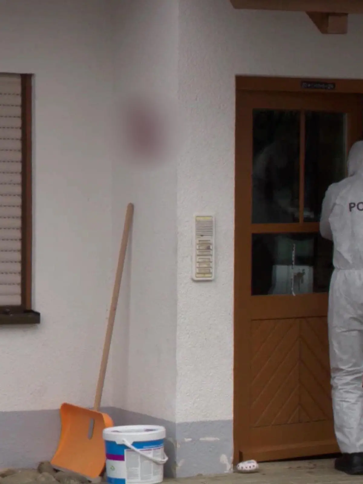 Ein junger Mann geht Ermittlern zufolge mit einem Messer auf seine Eltern und die beiden Geschwister los.