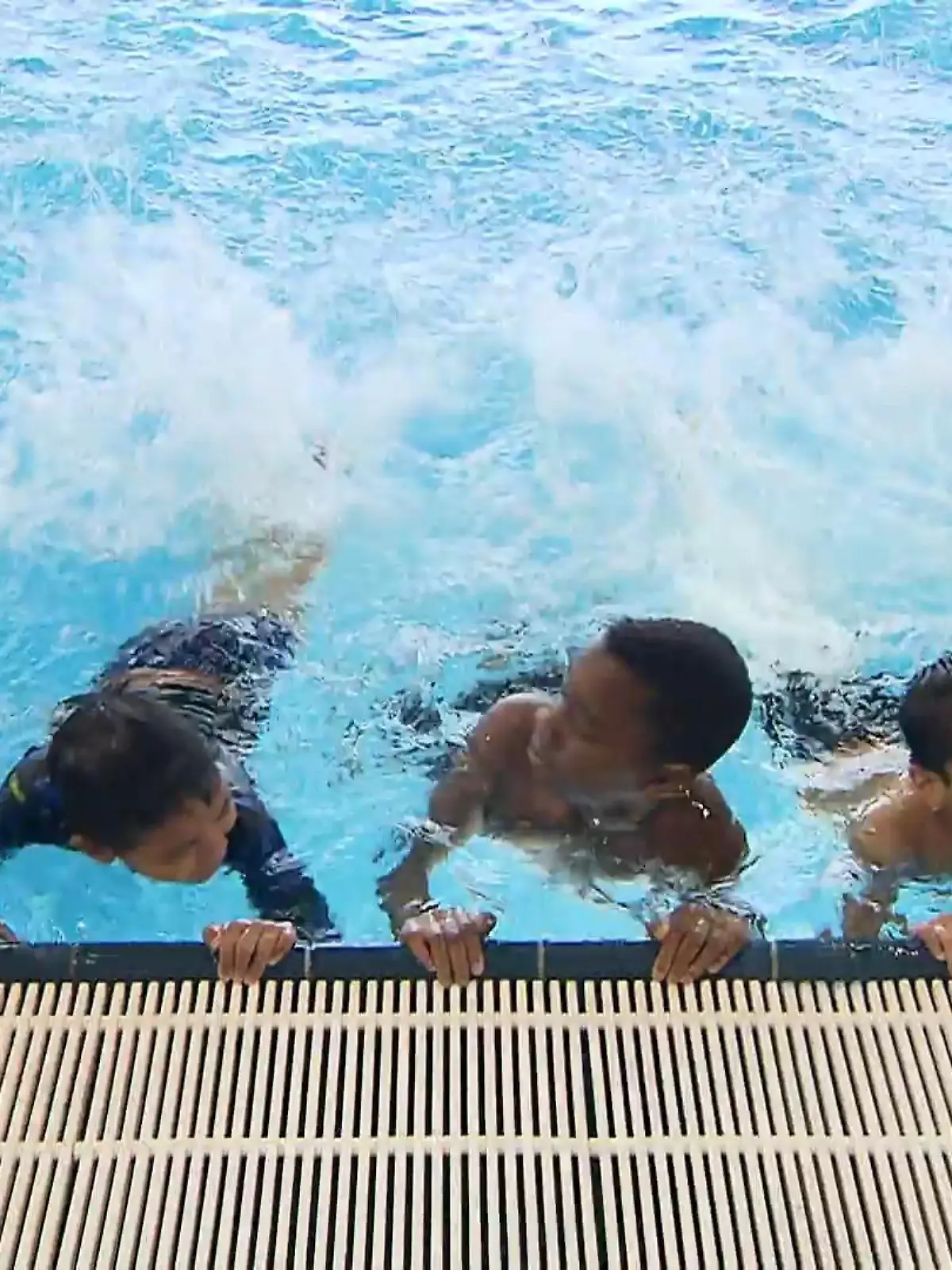Bild zu: "NRW-Schulministerin besucht Schwimmkur"