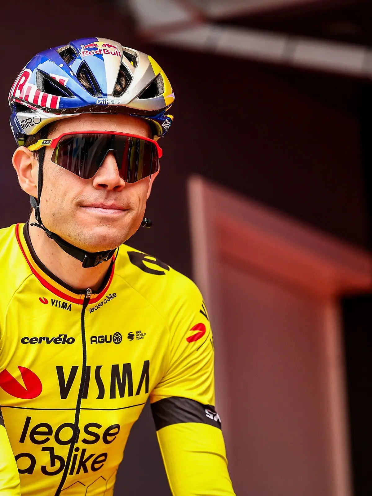 27.03.2024, Belgien, Roeselare: Radsport: UCI WorldTour - Quer durch Flandern, (188,60 km), Männer: Wout van Aert aus Berlgien vom Team Visma-Lease a Bike vor dem Start des Rennens. Foto: David Pintens/Belga/dpa +++ dpa-Bildfunk +++
