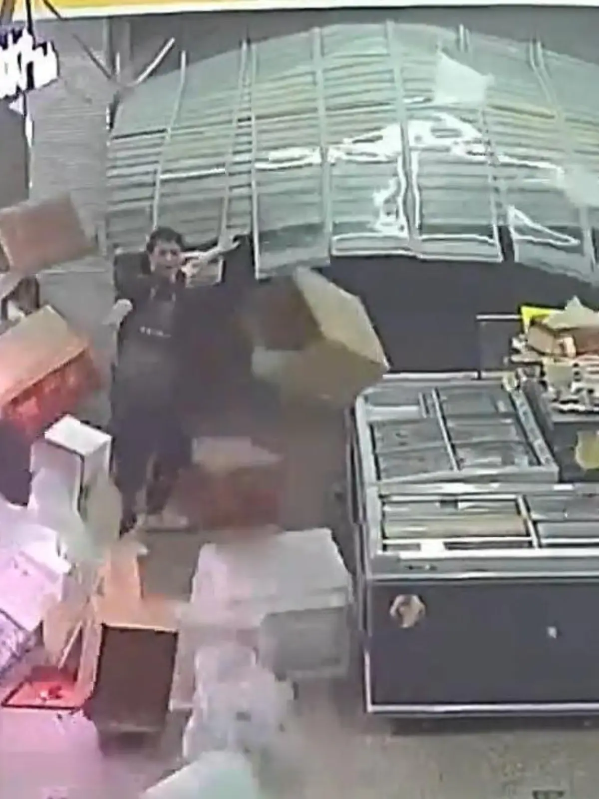 In China schließt ein Supermarktbetreiber gerade seinen Laden, als das Tor vom Hagelsturm aufgerissen wird. Der Mann hat keine Chance und es fliegen nicht nur Kartons. Im Video seht ihr die heftigen Szenen.