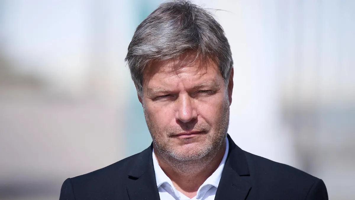  Brandenburg, Klausurtagung des Bundeskabinetts im Gästehaus Meseberg Robert Habeck Bundesminister für Wirtschaft und Klimaschutz, Vizekanzler, Bündnis 90/Die Grünen während des Abschlussstatement im Rahmen der Klausurtagung des Bundeskabinetts im Gästehaus der Bundesregierung Schloss Meseberg am 31.08.2022. Meseberg Brandenburg Deutschland *** Brandenburg, closed meeting of the Federal Cabinet in the guest house Meseberg Robert Habeck Federal Minister for Economic Affairs and Climate Protection, Vice Chancellor, Bündnis 90 Die Grünen during the closing statement in the context of the closed meeting of the Federal Cabinet in the guest house of the Federal Government Castle Meseberg on 31 08 2022 Meseberg Brandenburg Germany