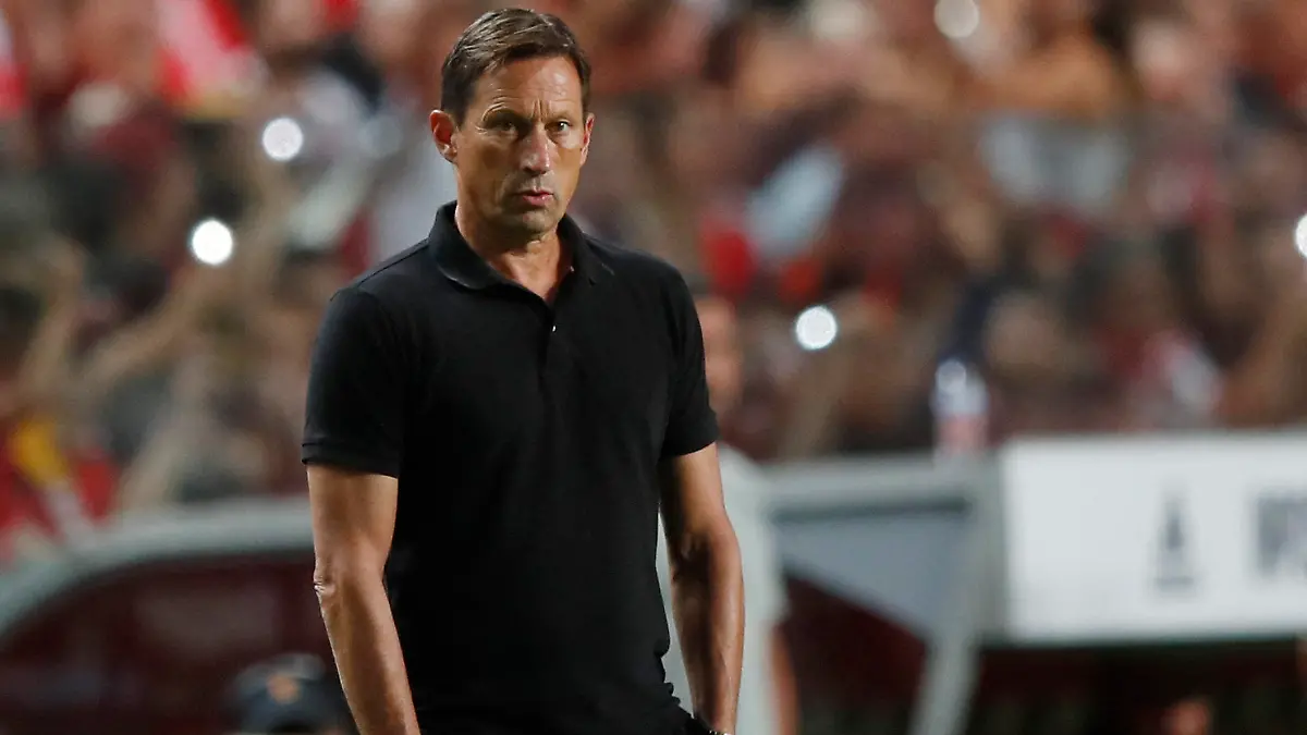 Soccer Football - Primeira Liga - Benfica v Pacos de Ferreira - Estadio da Luz, Lisbon, Portugal - August 30, 2022 Benfica coach Roger Schmidt REUTERS/Pedro Nunes
