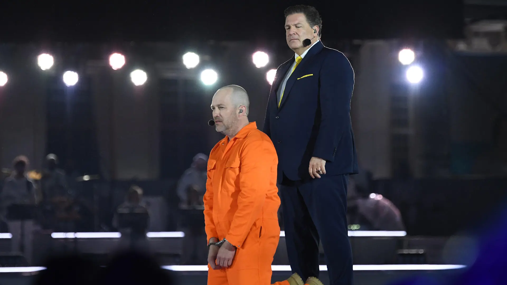 27.03.2024, Hessen, Kassel: Ben Blümel (l), Sänger, als Jesus von Nazaret, und Francis Fulton-Smith, Schauspieler, als Pontius Pilatus, bei der RTL-Oster-Produktion "Die Passion" auf dem Friedrichsplatz auf der Bühne. RTL inszeniert zum zweiten Mal live das Musik-Spektakel «Die Passion - Die größte Geschichte aller Zeiten». Foto: Swen Pförtner/dpa +++ dpa-Bildfunk +++