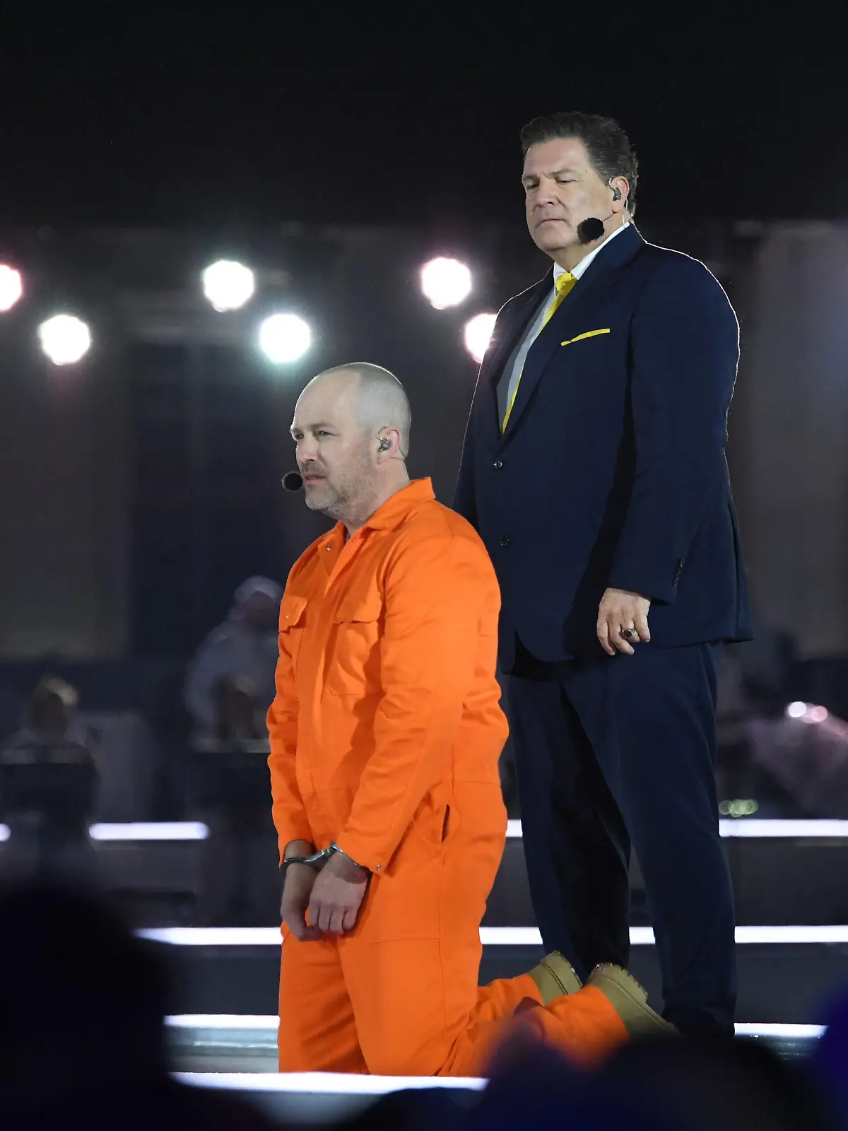 27.03.2024, Hessen, Kassel: Ben Blümel (l), Sänger, als Jesus von Nazaret, und Francis Fulton-Smith, Schauspieler, als Pontius Pilatus, bei der RTL-Oster-Produktion "Die Passion" auf dem Friedrichsplatz auf der Bühne. RTL inszeniert zum zweiten Mal live das Musik-Spektakel «Die Passion - Die größte Geschichte aller Zeiten». Foto: Swen Pförtner/dpa +++ dpa-Bildfunk +++