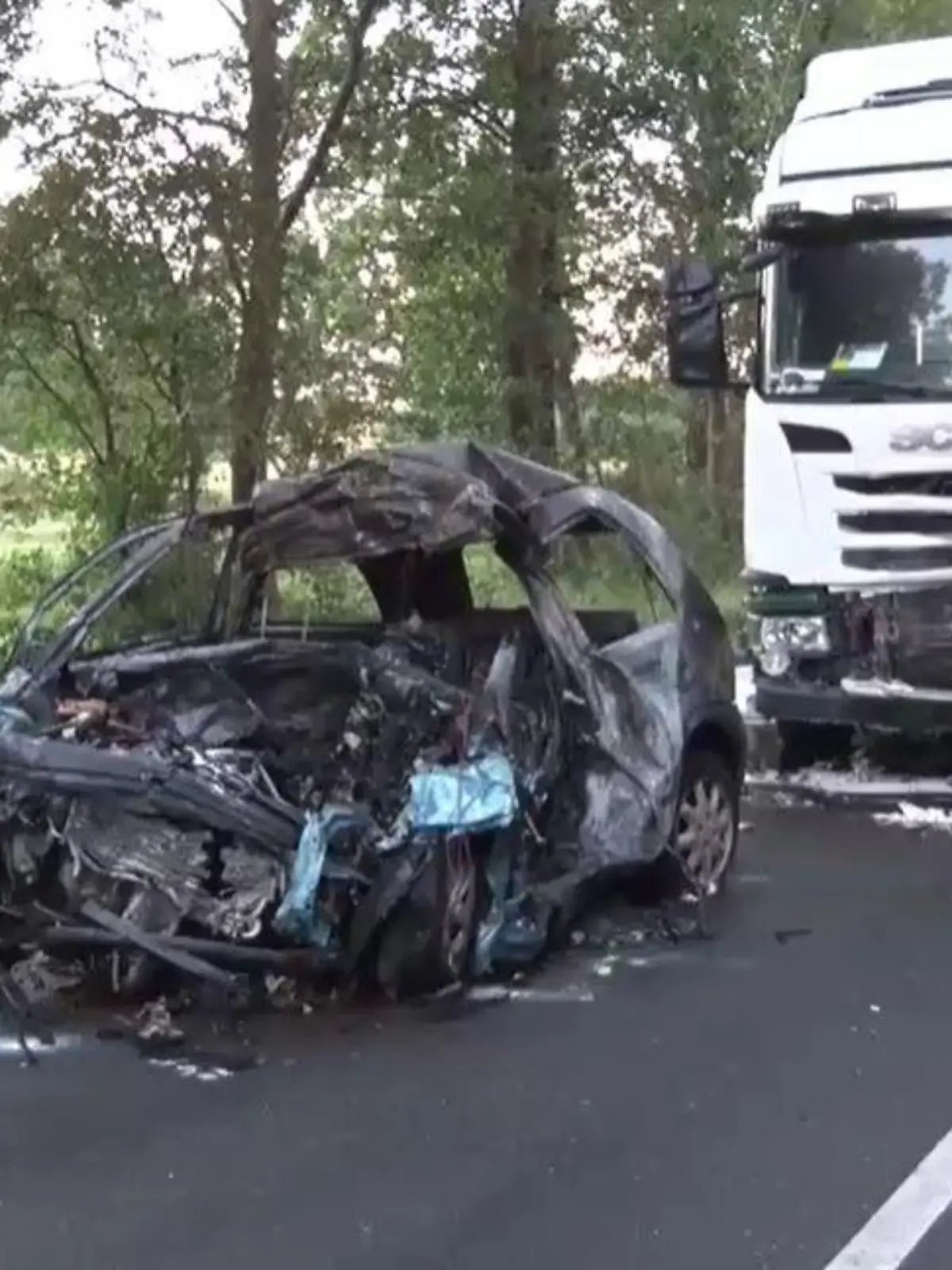 Das Wrack des ausgebrannten Unfallwagens.