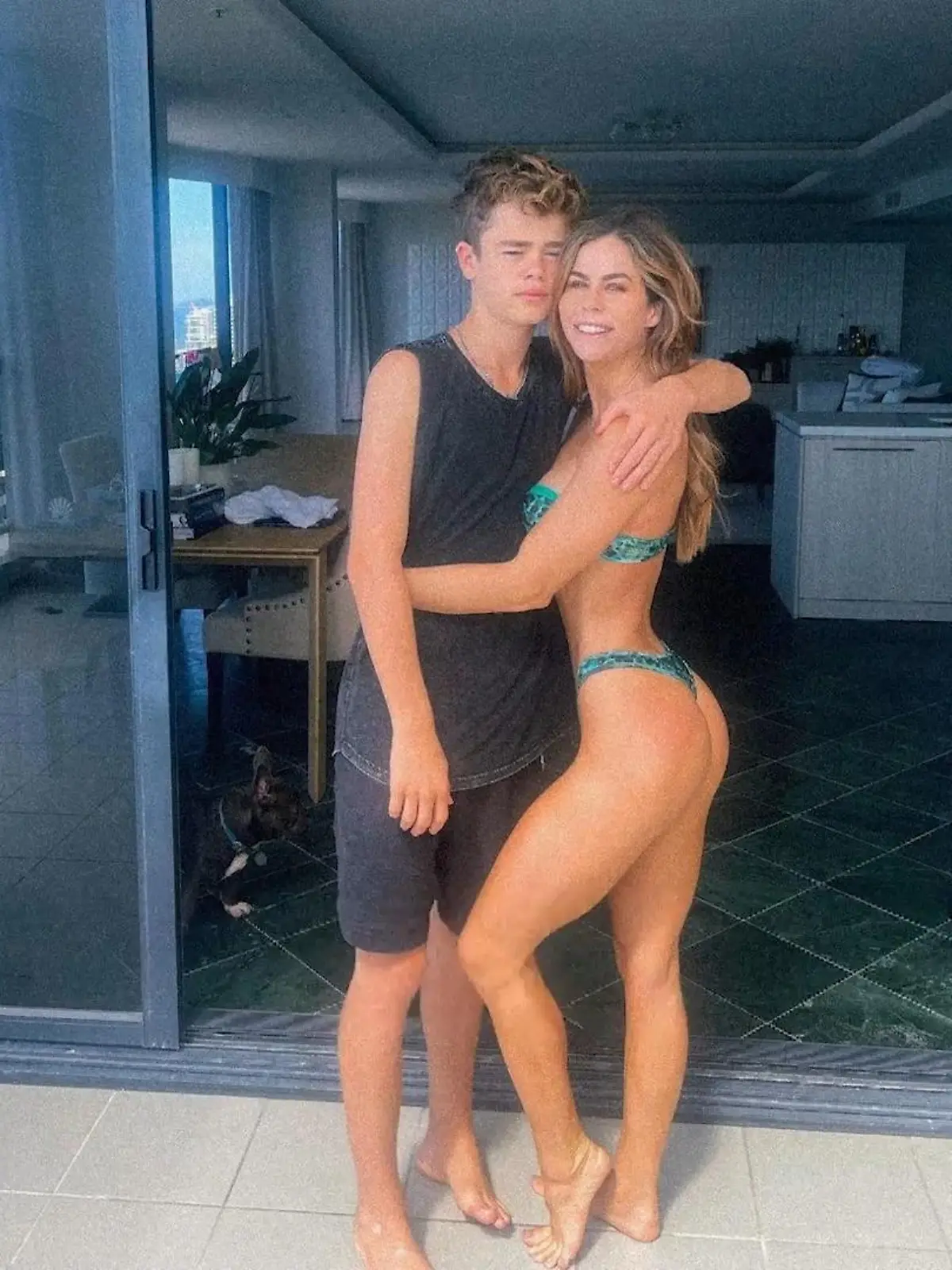 Sind die Geburtstagsgrüße für den 15-jährigen Sohn unpassend, weil die Mama „zu sexy“ ist? Das kritisieren jedenfalls einige Fans der Fitness-Influencerin Sophie Guidolin aus Instagram. Die 33-jährige Australierin hatte das Foto auf ihrem Account gepostet. Was sie zu der Kritik sagt, erfahren Sie im Video. 