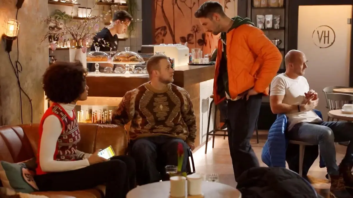 Pawel drückt seiner Ex-Freundin Flo und Jonas einen fiesen Spruch