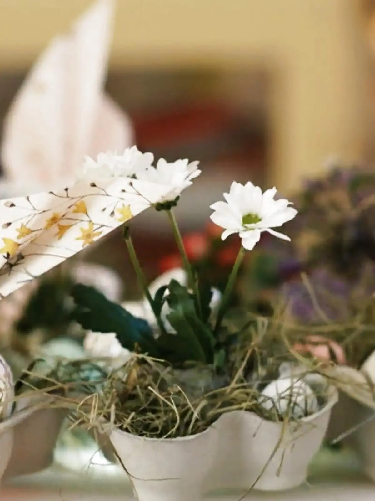 Kreativ, einfach und nachhaltig!

Wir stellen euch Basteltipps für den Osterbrunch vor, die auch noch auf die letzte Minute klappen. Denn Ostern steht vor der Tür! Und was wäre Ostern ohne bunte Eier, Osterbrunch und fröhlich frühlingshafte Tischdekoration?