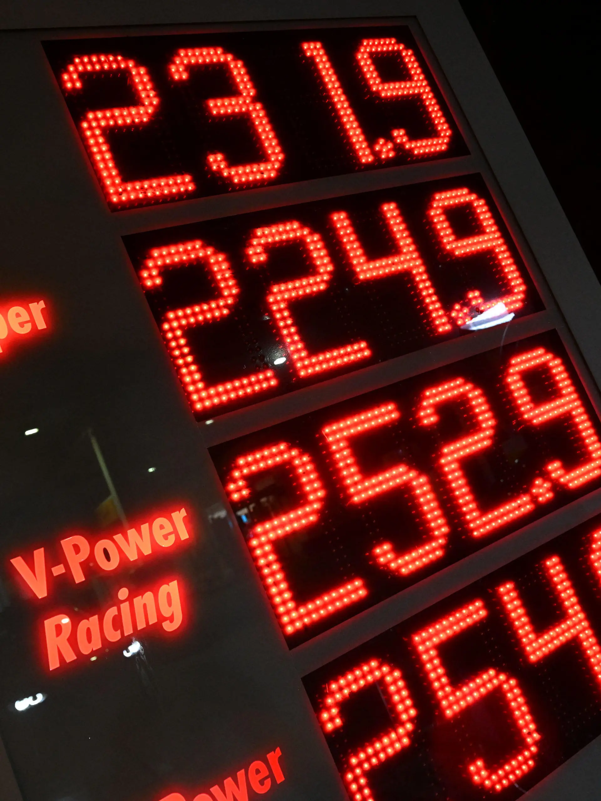 01.09.2022, Bayern, München: Der Preis für Superbenzin und Diesel ist an einer Anzeigetafel in der Nacht nach dem Umschalten zu einem höheren Preis an einer Tankstelle in der Leopoldstraße in der Landeshauptstadt angezeigt. Foto: Felix Hörhager/dpa +++ dpa-Bildfunk +++