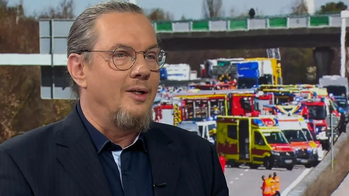 Martin Schulte, Redaktionsleiter von RTL Aktuell und Busfahrer, im Gespräch bei Punkt 6.