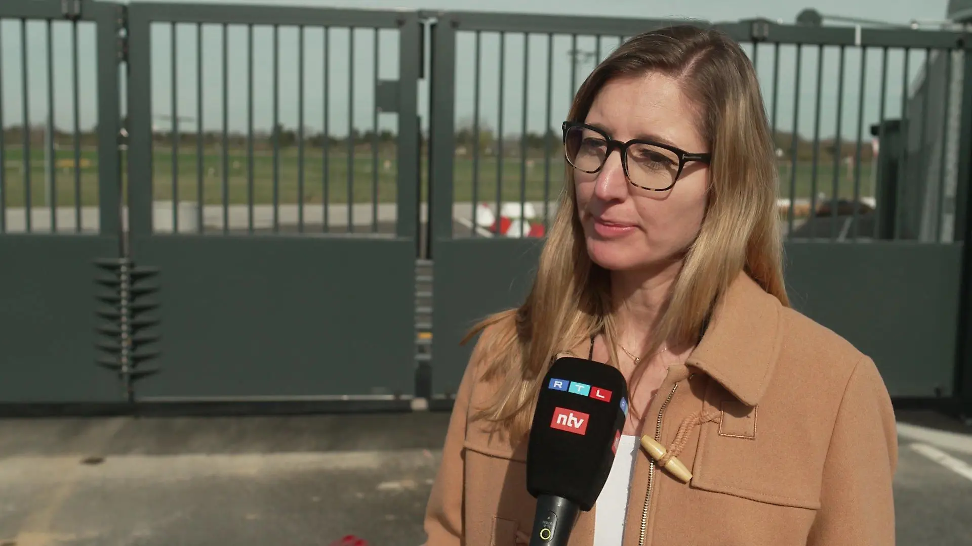 Pressesprecherin Katja Bromm informiert am Mittwoch (27. März) die Presse über das neue Sicherheitskonzept des Hamburger Flughafens.