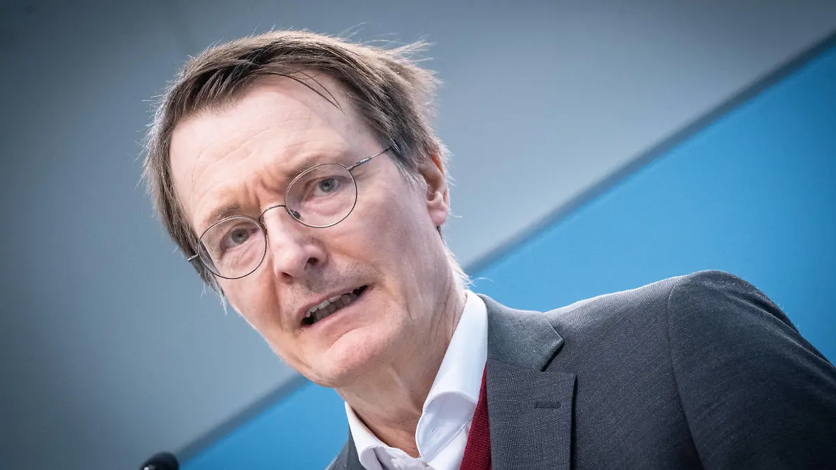 Bundesgesundheitsminister gibt Pressestatement zum Thema Verabschiedung Medizinforschungsgesetz Minister Karl Lauterbach gibt sein Statement abBundesgesundheitsminister gibt Pressestatement zum Thema Verabschiedung Medizinforschungsgesetz Minister Karl Lauterbach gibt sein Statement ab, Berlin Berlin Deutschland Bundesgesundheitsministerium *** Federal Minister of Health gives press statement on the passing of the Medical Research Act Minister Karl Lauterbach gives his statement Federal Minister of Health gives press statement on the passing of the Medical Research Act Minister Karl Lauterbach gives his statement, Berlin Berlin Germany Federal Ministry of Health