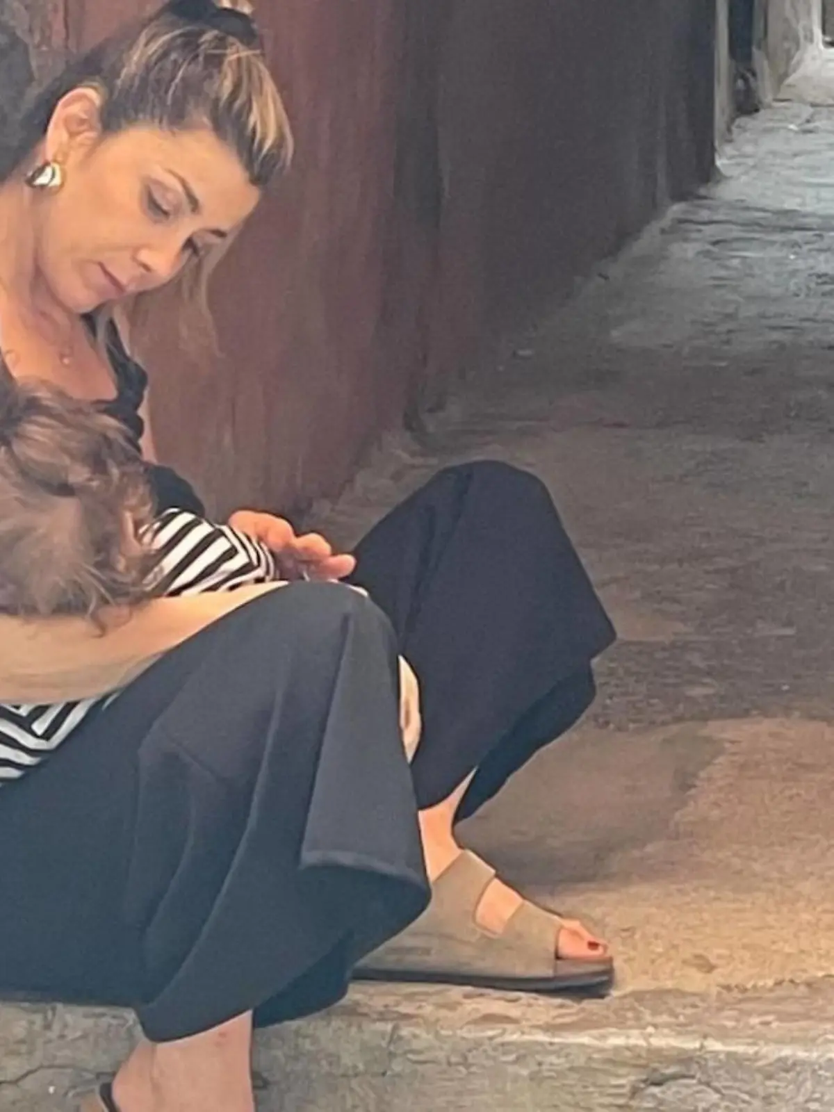 Weil sie ihr Kind seit 25 Monaten stillt - Panagiota Petridou muss sich mit blöden Kommentaren auseinandersetzen.