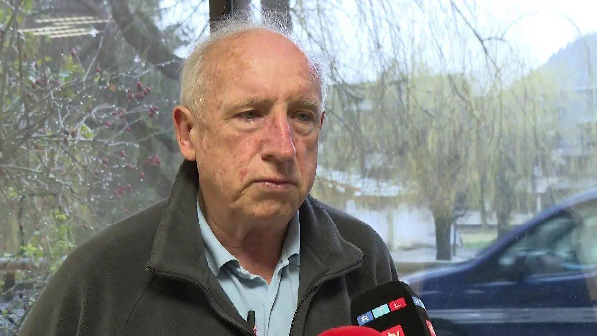Der Bürgermeister, François Balique, beobachtet die große Polizei-Aktion im Dorf.