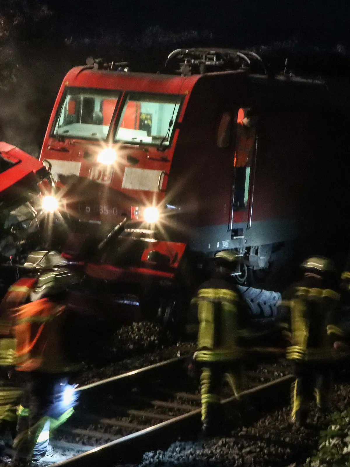 31.08.2022, Hessen, Kirchhain: Feuerwehrleute arbeiten an der Unfallstelle zwischen einem Traktor und der Lok eines Güterzugs. Die Bahnstrecke bei Kirchhain ist seit Mittwochabend gesperrt. Ob jemand verletzt wurde, war zunächst unklar. Foto: Nadine Weigel/dpa +++ dpa-Bildfunk +++
