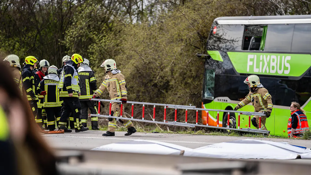 Datum: 27.03.24 / Ort: BAB9/Leipzig Horror-Unfall in Sachsen Auf der A9 bei Leipzig zwischen Wiedemar und dem Schkeuditzer Kreuz ist ein Reisebus verunglückt, offenbar handelt es sich um einen Flixbus. Rettungskräfte befinden sich im Großeinsatz. Das Unglück geschah gegen 9:45 Uhr, der Reisebus kam aus bislang unbekannter Ursache von der Fahrbahn ab, kippte um. Es gibt mehrere Schwerverletzte und Eingeklemmte -offenbar sogar mehrere Todesopfer. Die Autobahn ist in beiden Fahrtrichtungen voll gesperrt. Nach Reporterinformationen sind mindestens vier Rettungshubschrauber im Einsatz. Die Polizei Sachsen auf X früher Twitter: Bitte die Rettungsgasse freihalten BAB9/Leipzig - Flixbus verunglückt auf Autobahn Mehrere Tote und Sch xrico loebx