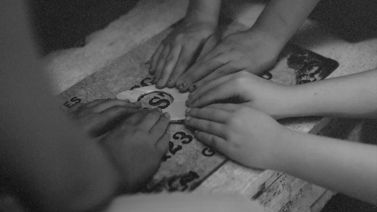High angle view of children playing with ouija board, Erhoehte Ansicht der Kinder mit Ouija-Brett spielen