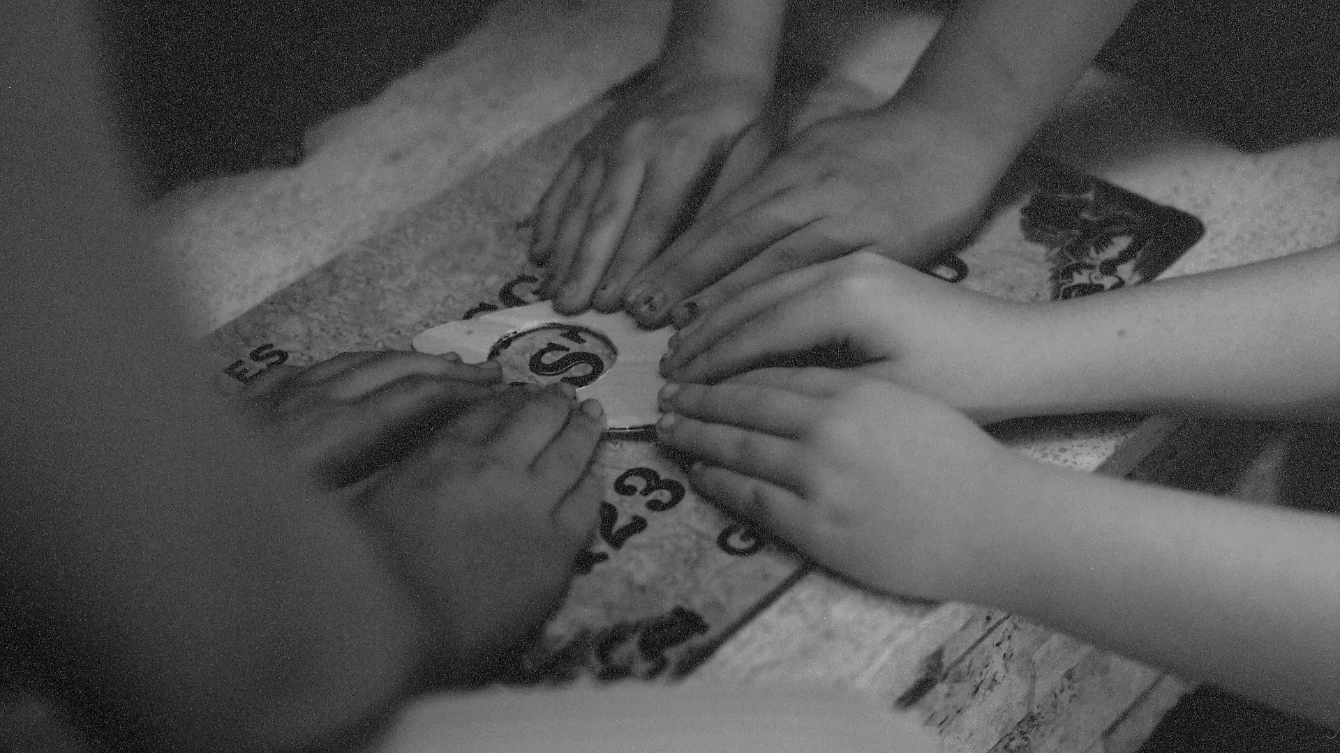 High angle view of children playing with ouija board, Erhoehte Ansicht der Kinder mit Ouija-Brett spielen