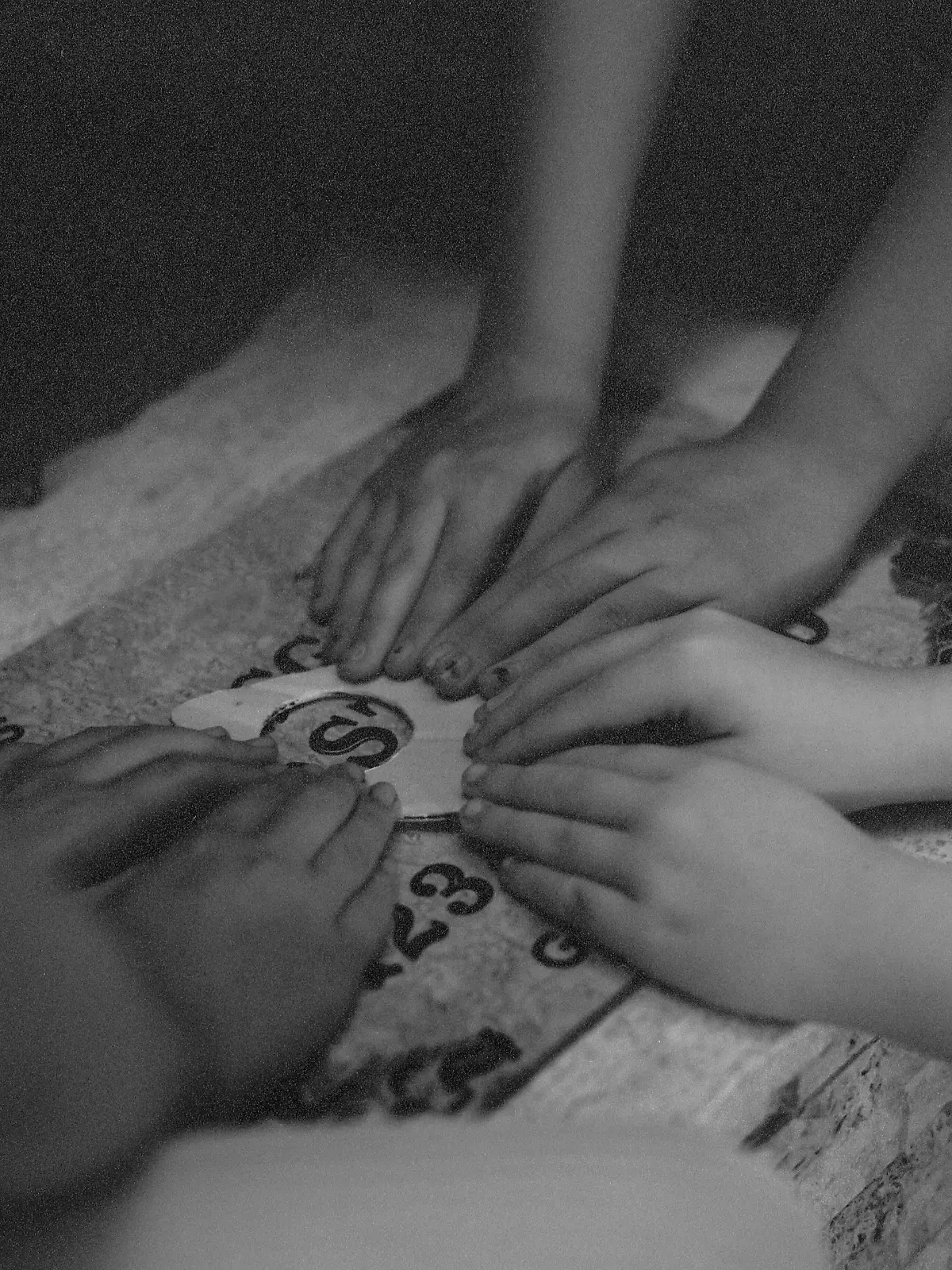 High angle view of children playing with ouija board, Erhoehte Ansicht der Kinder mit Ouija-Brett spielen