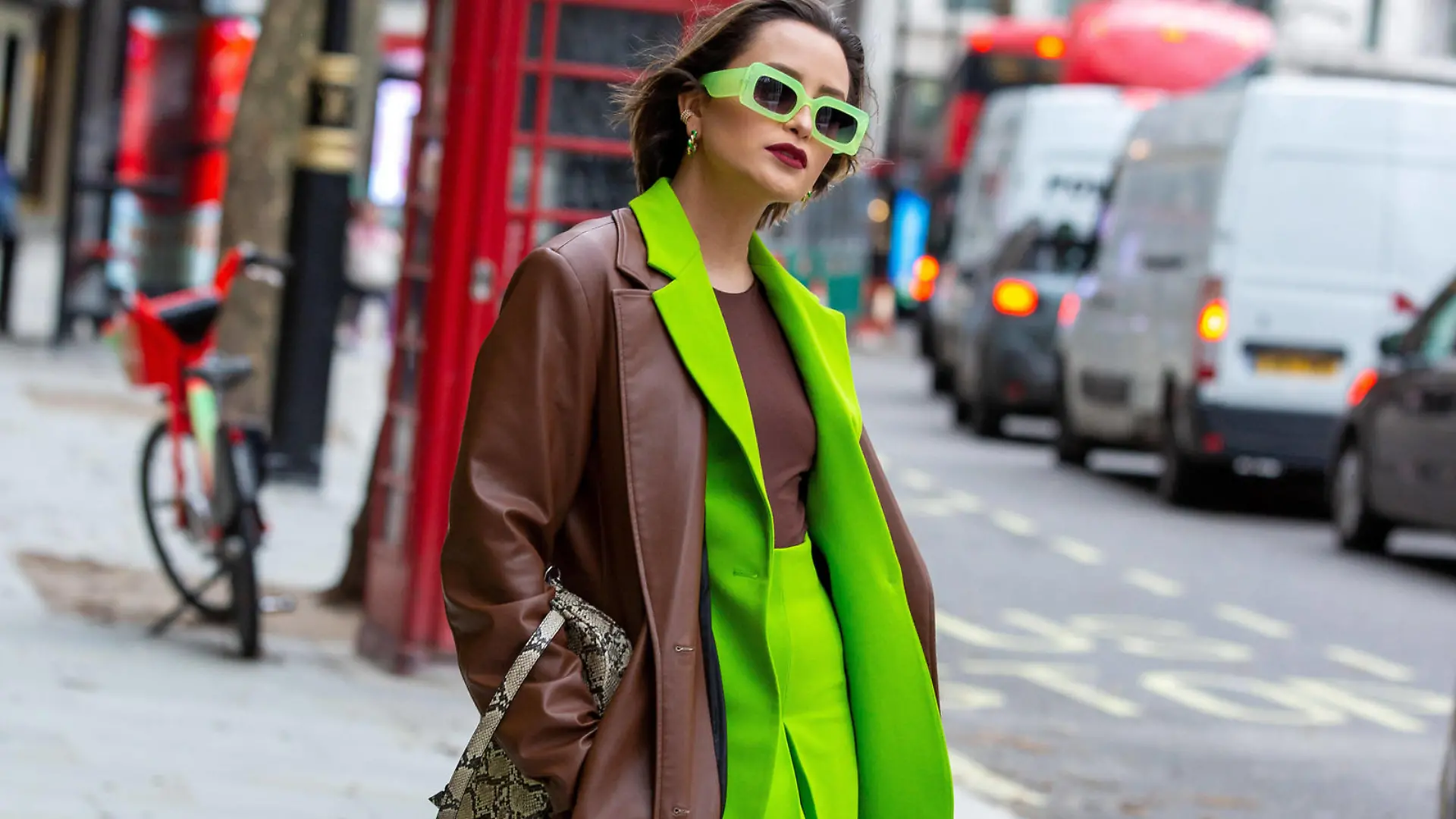 February 18, 2022, London, United Kingdom: A stylish lady poses for a photo after Paul Costelloe Show during London Fashion Week. London United Kingdom - ZUMAs197 20220218_zaa_s197_241 Copyright: xPietroxRecchiax