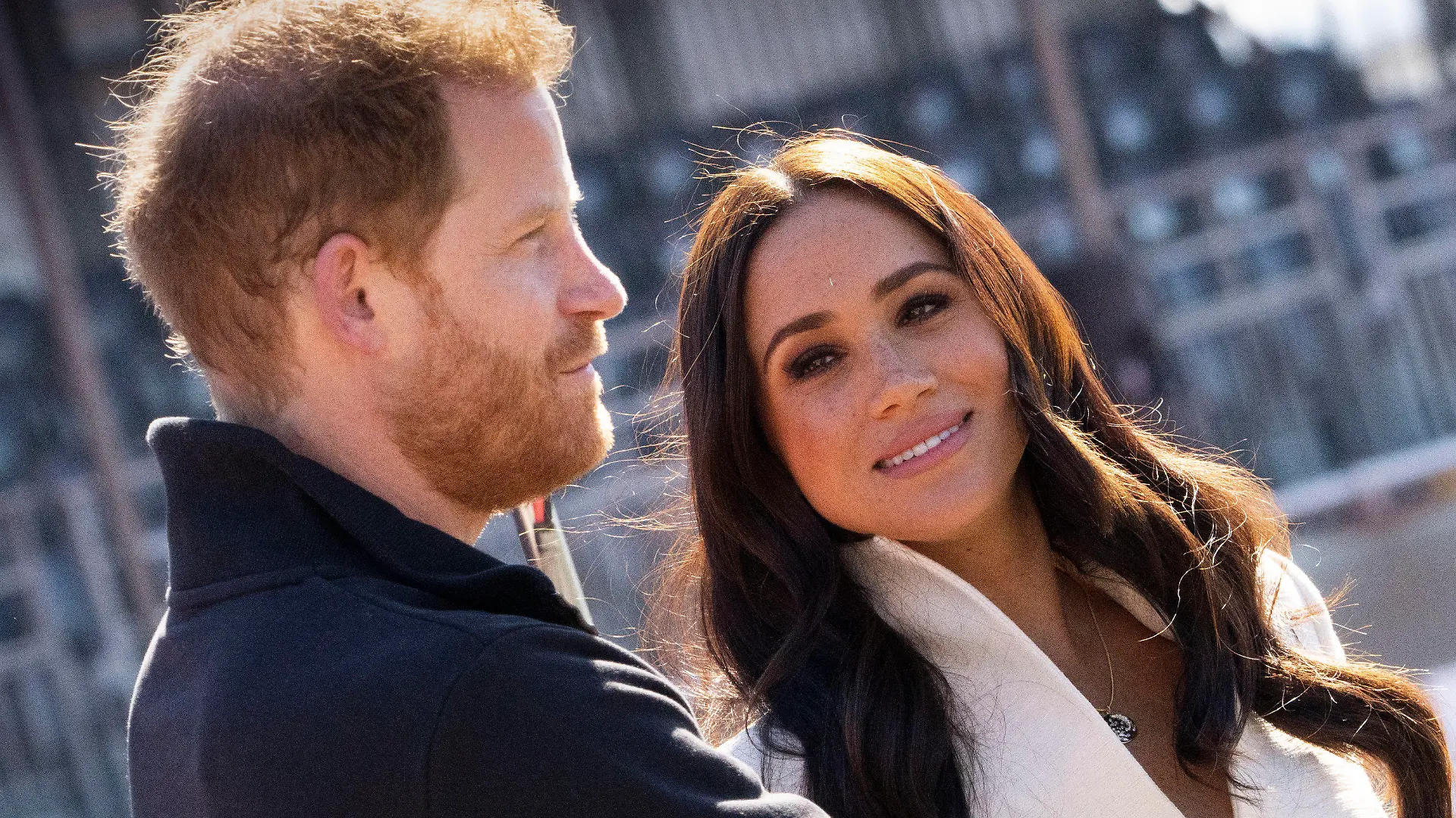 ARCHIV - 17.04.2022, Niederlande, Den Haag: Prinz Harry (l), Herzog von Sussex, und Meghan, Herzogin von Sussex, nehmen an den Leichtathletikwettbewerben der Invictus Games 2022 im Zuiderpark teil. Herzogin Meghan feiert am 04.08.2022 ihren 41. Geburtstag. (zu dpa: Am besten unsichtbar? Großbritannien hadert mit Herzogin Meghan) Foto: Peter Dejong/AP/dpa +++ dpa-Bildfunk +++