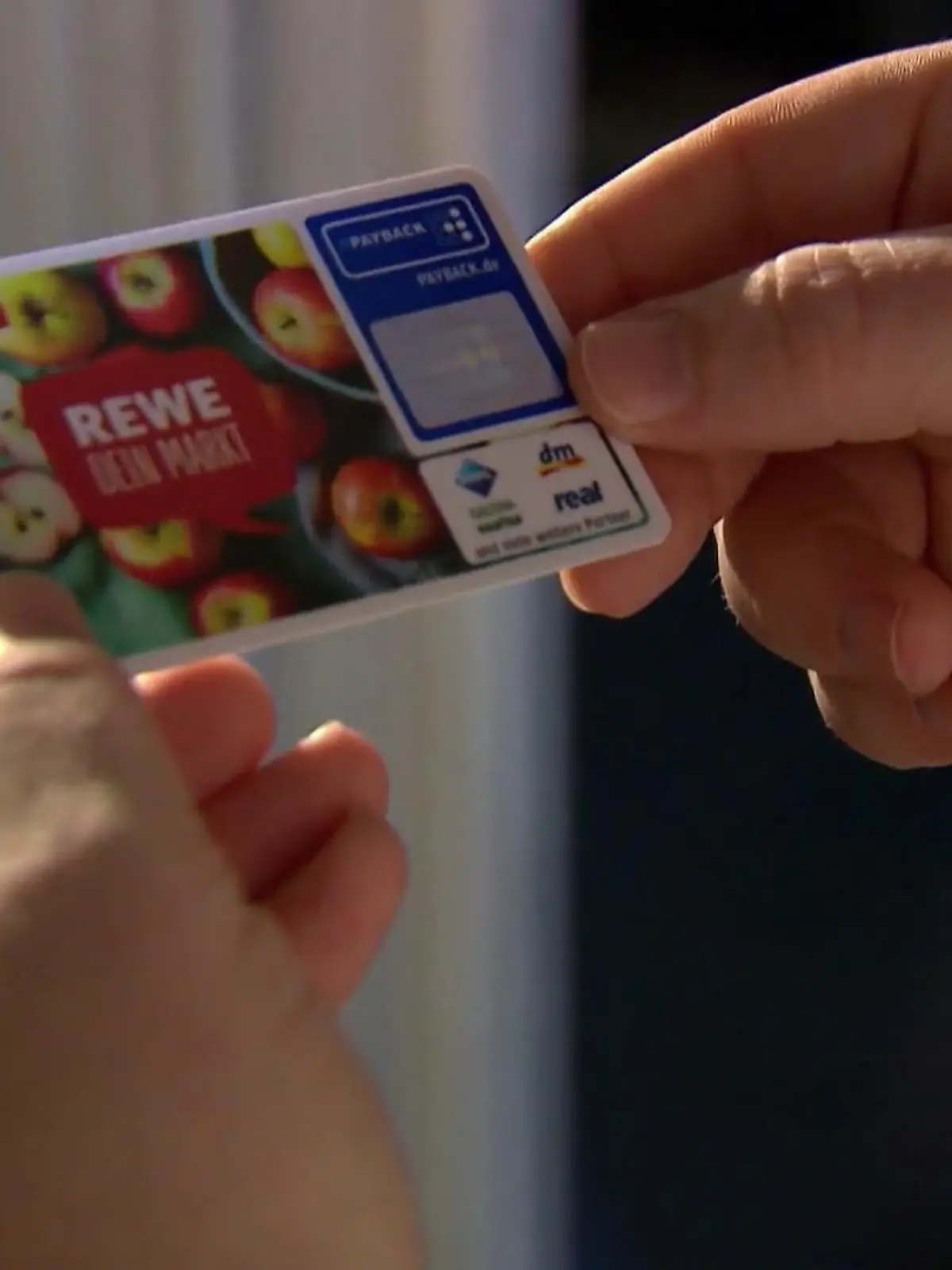 „Haben Sie eine Payback-Karte?“- Den Satz kennt man von der Supermarktkassiererin. Mit Rewe bekannter Anbieter das bekannte Bonusprogramm. Dafür kooperiert Payback jetzt mit der Sparkasse. Für Kunden bedeutet das: Wer mag kann mit der Sparkassen Girocard bald auch Payback-Bonuspunkte sammeln. Los geht es mit der Kooperation ab 2025. Wird zum Beispiel bargeldlos mit der Girokarte bezahlt, werden automatisch Payback-Punkte gut geschrieben. Allerdings muss der Sparkassenkunde dem Vorgang vorher ausdrücklich zustimmen.