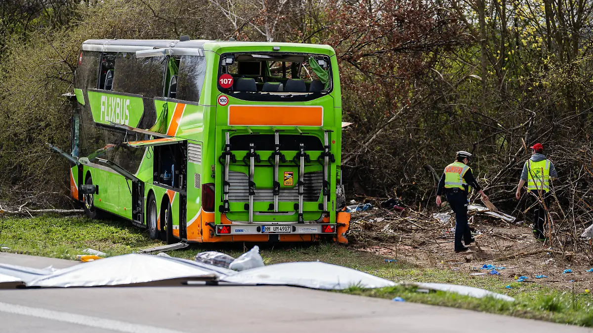 Datum: 27.03.24 / Ort: BAB9/Leipzig
Horror-Unfall in Sachsen! Auf der A9 bei Leipzig zwischen Wiedemar und dem Schkeuditzer Kreuz ist ein Reisebus verunglückt, offenbar handelt es sich um einen Flixbus. Rettungskräfte befinden sich im Großeinsatz.
Das Unglück geschah gegen 9:45 Uhr, der Reisebus kam aus bislang unbekannter Ursache von der Fahrbahn ab, kippte um. Es gibt mehrere Schwerverletzte und Eingeklemmte -offenbar sogar mehrere Todesopfer.
Die Autobahn ist in beiden Fahrtrichtungen voll gesperrt. Nach Reporterinformationen sind mindestens vier Rettungshubschrauber im Einsatz. Die Polizei Sachsen auf X (früher Twitter): "Bitte die Rettungsgasse freihalten!"