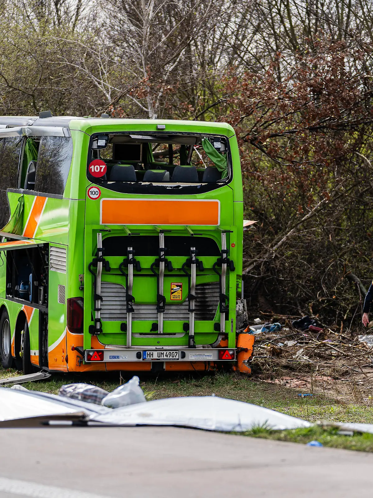 Datum: 27.03.24 / Ort: BAB9/Leipzig
Horror-Unfall in Sachsen! Auf der A9 bei Leipzig zwischen Wiedemar und dem Schkeuditzer Kreuz ist ein Reisebus verunglückt, offenbar handelt es sich um einen Flixbus. Rettungskräfte befinden sich im Großeinsatz.
Das Unglück geschah gegen 9:45 Uhr, der Reisebus kam aus bislang unbekannter Ursache von der Fahrbahn ab, kippte um. Es gibt mehrere Schwerverletzte und Eingeklemmte -offenbar sogar mehrere Todesopfer. 
Die Autobahn ist in beiden Fahrtrichtungen voll gesperrt. Nach Reporterinformationen sind mindestens vier Rettungshubschrauber im Einsatz. Die Polizei Sachsen auf X (früher Twitter): "Bitte die Rettungsgasse freihalten!"