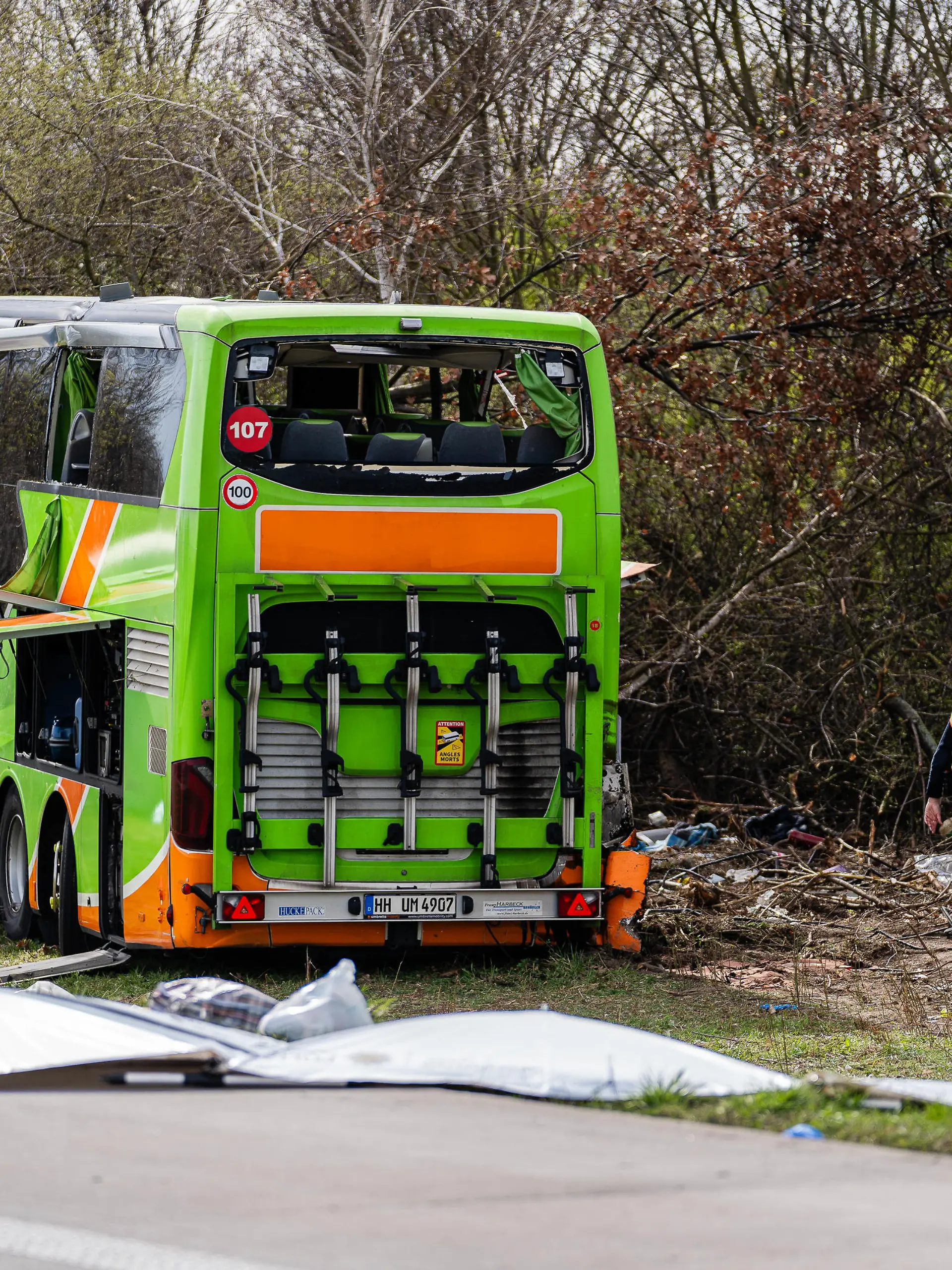 Datum: 27.03.24 / Ort: BAB9/Leipzig
Horror-Unfall in Sachsen! Auf der A9 bei Leipzig zwischen Wiedemar und dem Schkeuditzer Kreuz ist ein Reisebus verunglückt, offenbar handelt es sich um einen Flixbus. Rettungskräfte befinden sich im Großeinsatz.
Das Unglück geschah gegen 9:45 Uhr, der Reisebus kam aus bislang unbekannter Ursache von der Fahrbahn ab, kippte um. Es gibt mehrere Schwerverletzte und Eingeklemmte -offenbar sogar mehrere Todesopfer. 
Die Autobahn ist in beiden Fahrtrichtungen voll gesperrt. Nach Reporterinformationen sind mindestens vier Rettungshubschrauber im Einsatz. Die Polizei Sachsen auf X (früher Twitter): "Bitte die Rettungsgasse freihalten!"